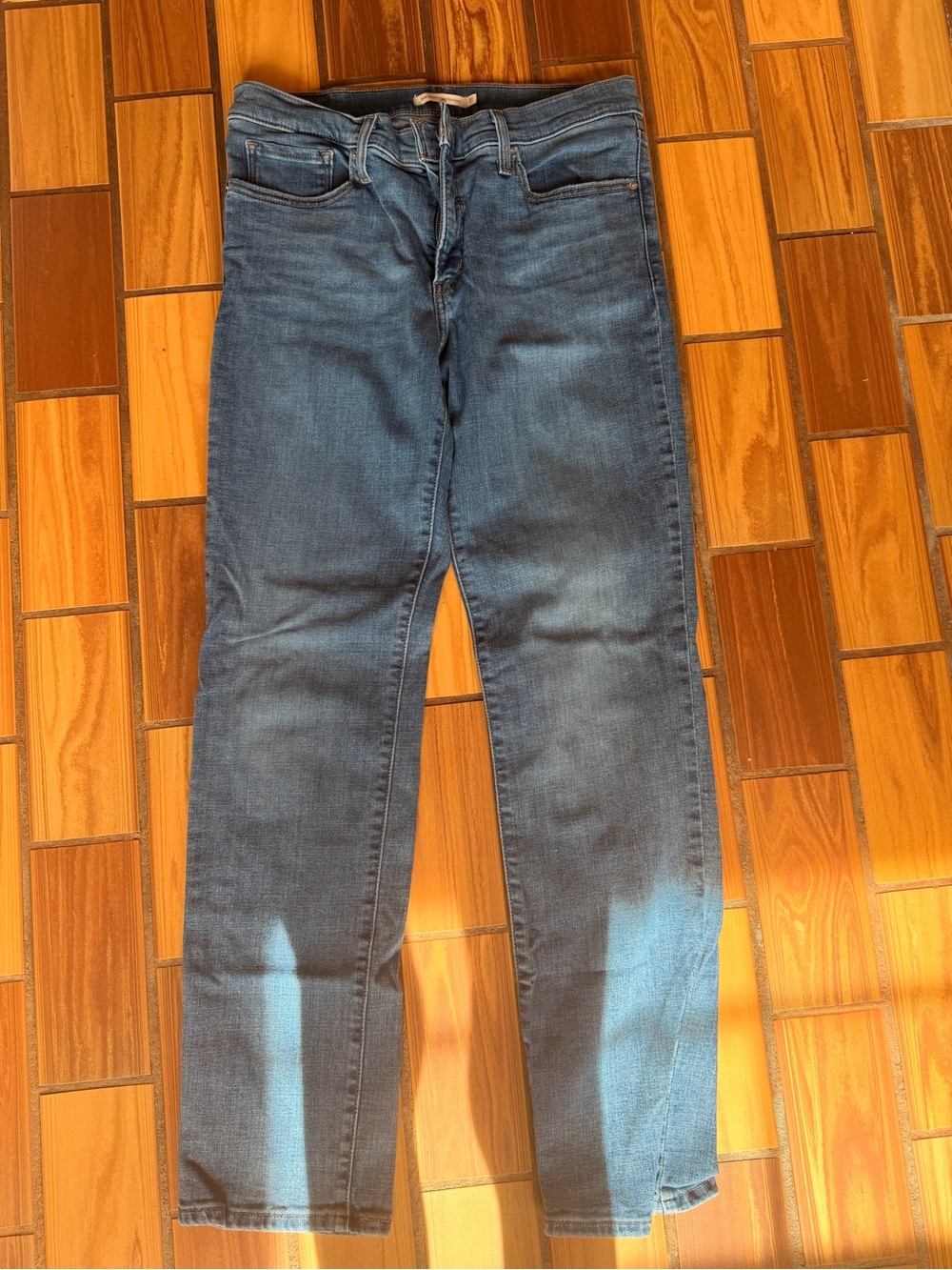 Levi's Women's Straight Leg Jeans in Medium Blue Wash